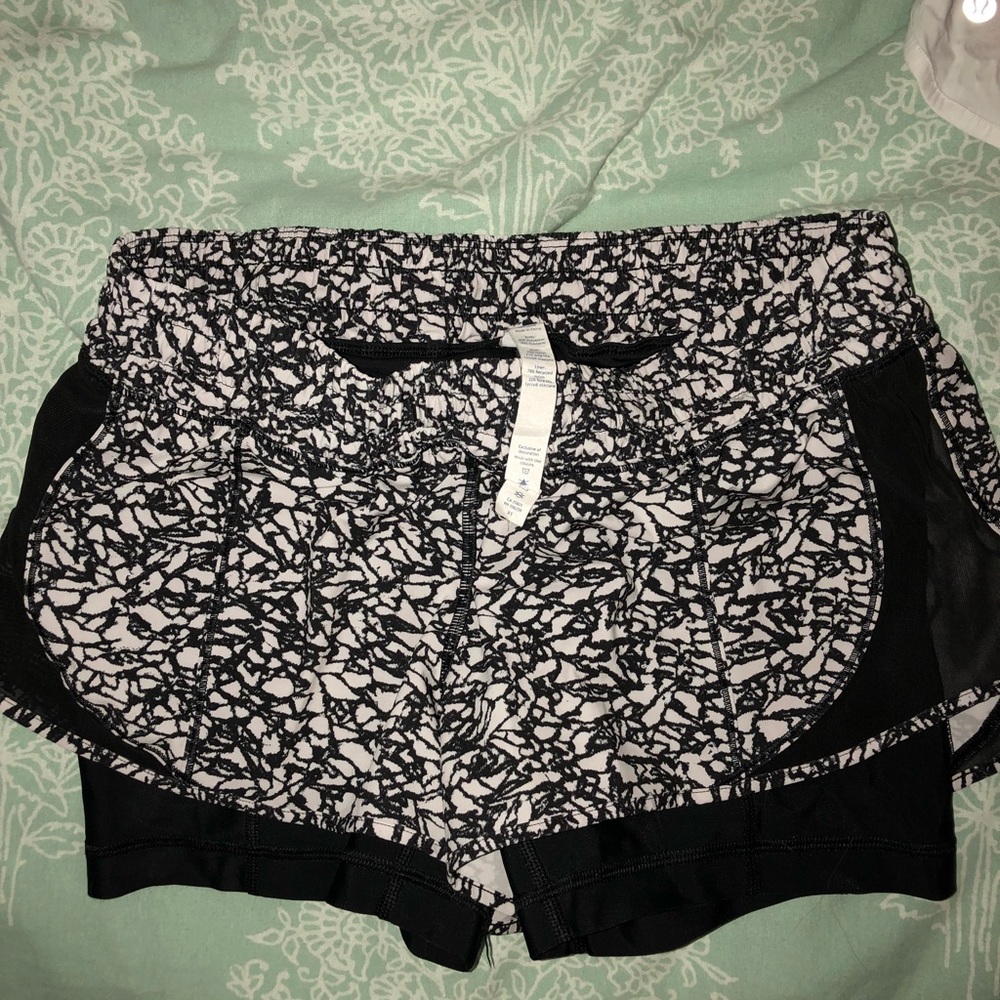 Black & White Lulu shorts w spandex lining